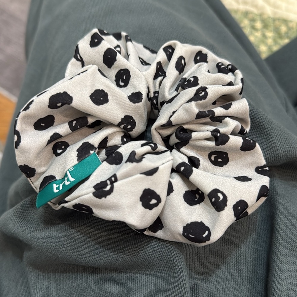 Trtl Black and White Hair Scrunchie